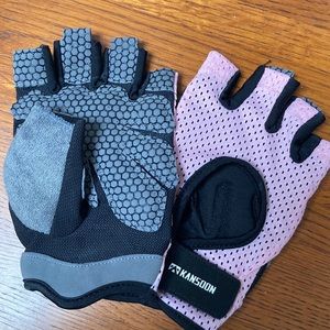 NWOT Womens workout gloves